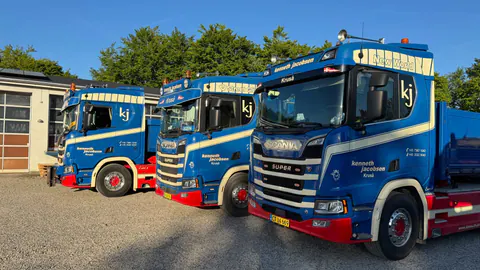 Kenneth Jacobsens blå og røde Scania-lastbiler