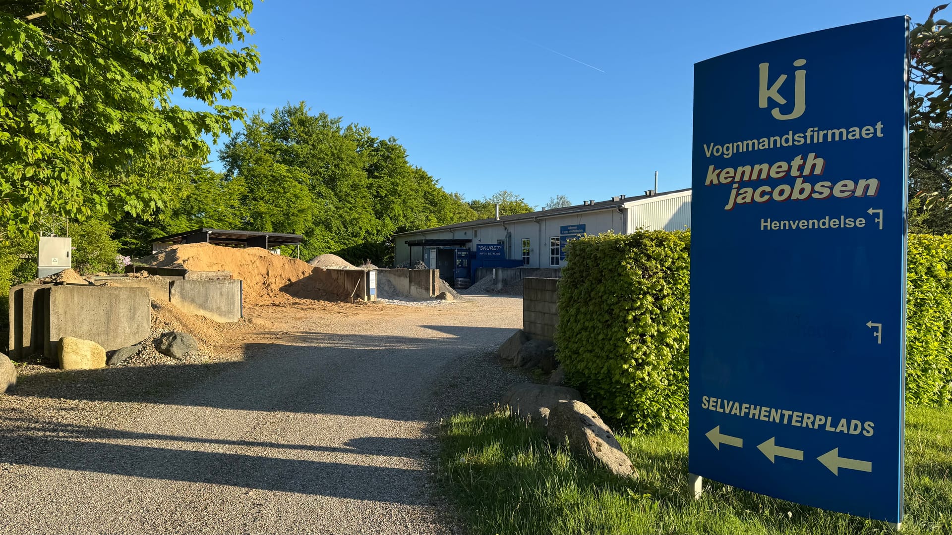 Skuret med info og betaling på selvhenterpladsen
