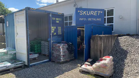 Skuret med info og betaling på selvhenterpladsen