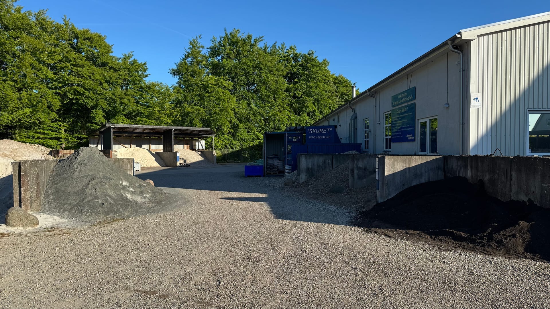 Indkørsel til selvhenterpladsen