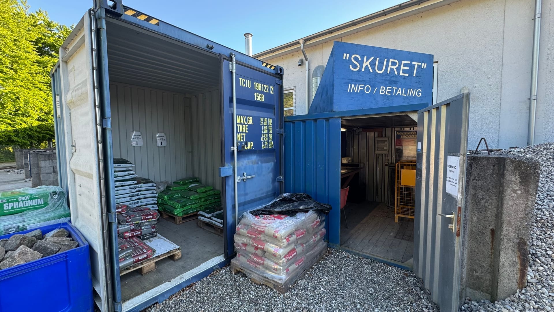 Selvhenterplads med materialer